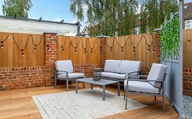 Guestready - Unique Home Near Wimbledon With Gorgeous Deck And Parking